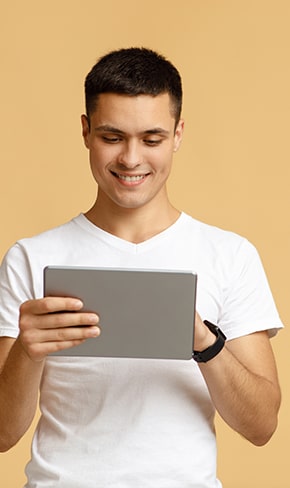 Mann surft im Internet via Tablet